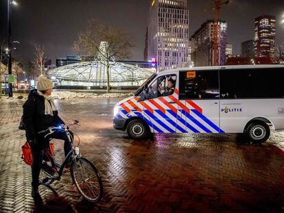 Un policía se dirige desde su vehículo a una ciclista este martes en Rotterdam.