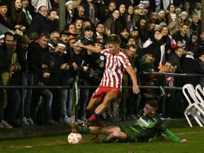 El centrocampista del CD Arenteiro, Marquitos, en una jugada con Marcos Llorente, del Atlético de Madrid, durante el partido de segunda ronda de la Copa del Rey, en el estadio de Espiñedo, en O Carballiño, este jueves.
