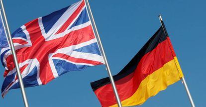 Banderas brit&aacute;nica y alemana ante la canciller&iacute;a germana, en Berl&iacute;n, en abril pasado.