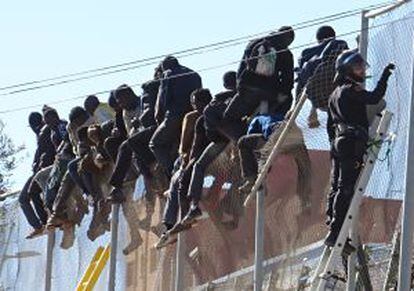 Momento del salto a la valla de Melilla