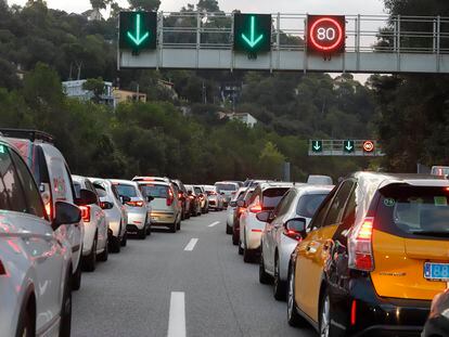 Atasco en una de las autopistas de entrada a Barcelona.