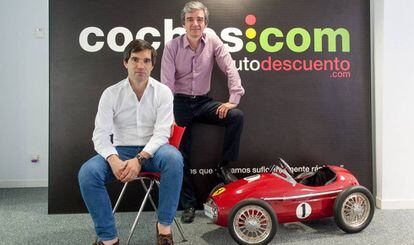 Iñaki Arrola, fundador de Coches.com, junto a Gerardo Cabañas, nuevo director general de la web de clasificados, en la sede de la compañía.