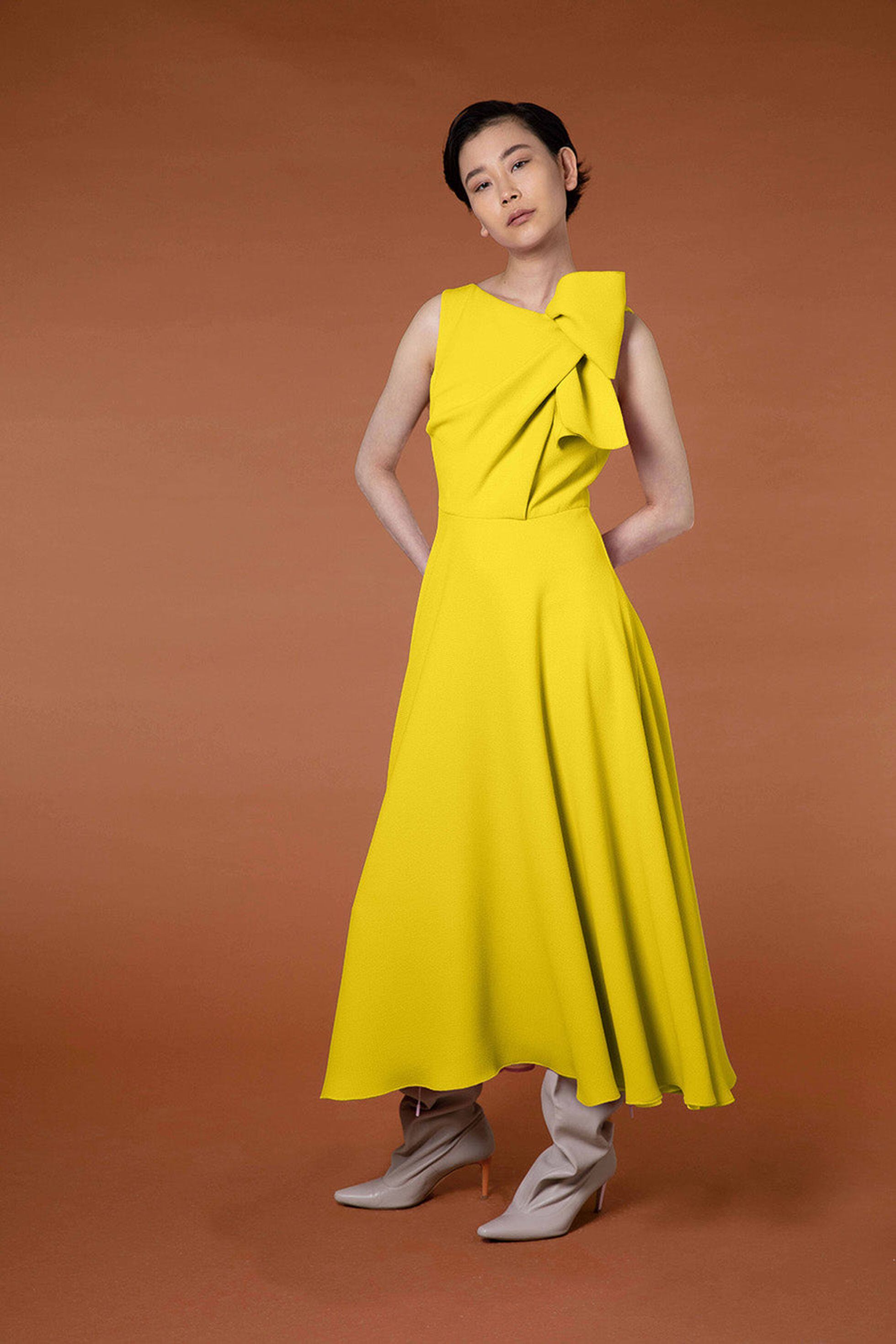 Kate Middleton inaugura la primavera con un deslumbrante vestido amarillo  de Roksanda
