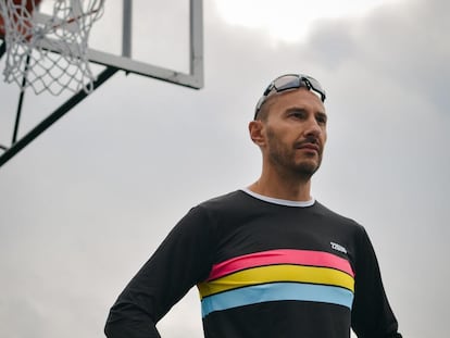 Juan Miguel Esteban posa en una cancha de baloncesto.