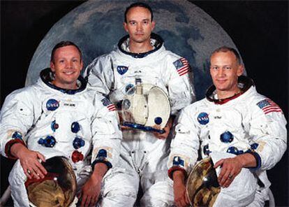 Los tres protagonistas del viaje posan frente a una imagen del satélite. De izquierda a derecha: Neil Armstrong, Michael Collins y Edwin Aldrin.