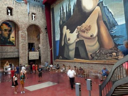 La sala sota la cúpula del Teatre Museu Dalí de Figueres, plena de gent, abans del tancament per la pandèmia.