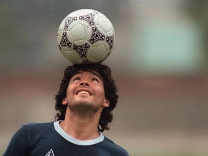 Diego Marfaon calienta con el balón durante un entrenamiento con la selección en Ciudad de México, en 1986.