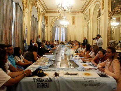 El presidente Macri recibe a familiares de los 44 tripulantes del Ara San Juan en la Casa Rosada, el 6 de febrero.