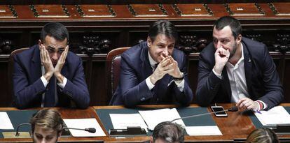 A la izquierda, el vicepresidente italiano Luigi di Maio, a la derecha, el vicepresidente Matteo Salvini y en el centro, el primer ministro de Italia, Giuseppe Conte.