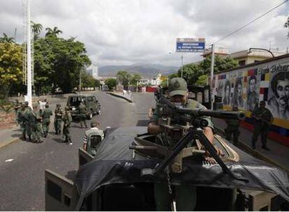El Ejército venezolano monta guardia junto al puente Simón Bolívar, fronterizo con Colombia.