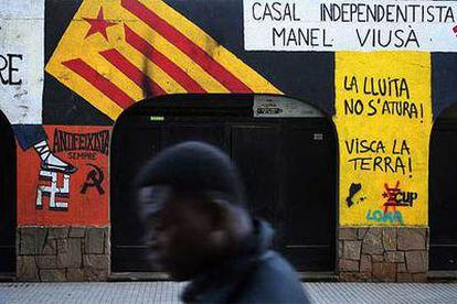 Pintadas en la fachada del local independentista <b>Manel Viusà,</b> en Vic, Barcelona.