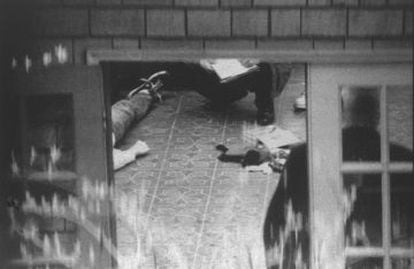 Imagen del 8 de abril de 1994, en la que dos investigadores examinan el cuerpo de Kurt Cobain en el suelo del carage de su casa de Lake Washington (Seattle).