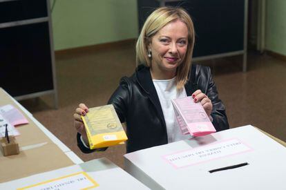 Giorgia Melone vota en la escuela Vittorio Bachelet en Roma. 