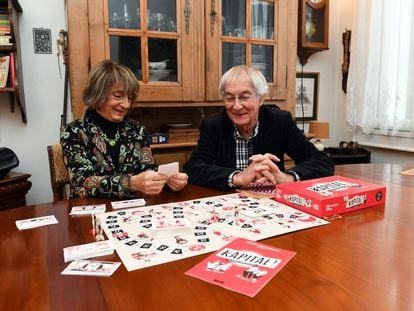 Los sociólogos Michel y Monique Pinçon-Charlot, con el juego de mesa que han creado.