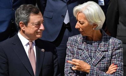 Mario Draghi, presidente del BCE, y Christine Lagarde, directora gerente del FMI, en una reunión del G7 en Bari en mayo de 2017