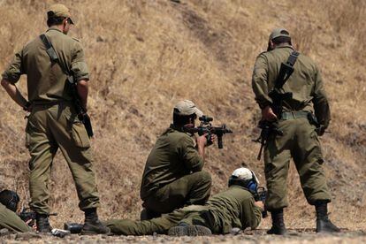 Soldados israel&iacute;es en los Altos del Gol&aacute;n, a principios de septiembre.