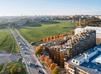 En Estocolmo (Suecia), en el Parque Nacional de Gärdet, el complejo residencial se plantea por módulos dispuestos alrededor de un patio abierto. La esquina más alta se levanta a 35 metros para favorecer las vistas. Casi todas las 169 unidades tienen diseños únicos.