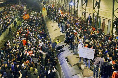 Centenares de egipcios acudieron a la estación de tren de El Cairo para recibir a los que llegaban de Port Said.