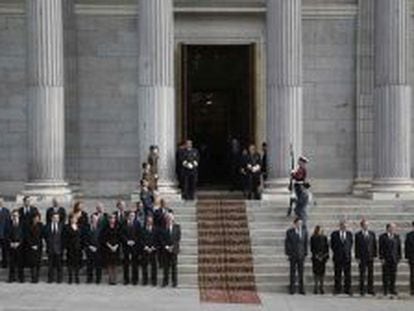 El presidente del Gobierno, MAriano Rajoy, y los otros presidentes de la democracia esperan el féretro de Adolfo Suárez a la entrada del Congreso de los Diputados