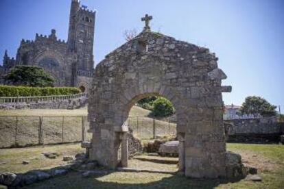 Arco visigótico y templo Votivo do Mar, en Panxón.