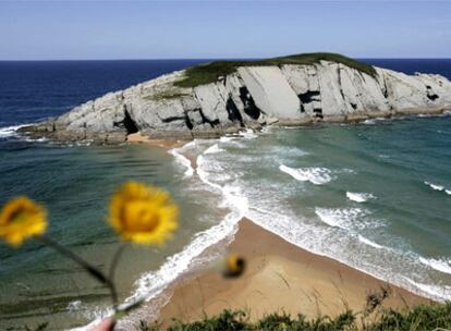 Vista de la playa nudista de Covachos, en Cantabria