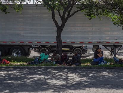 Migrantes descansan en un camellón frente a la Central de Autobuses del Norte, el 22 de septiembre en Ciudad de México.