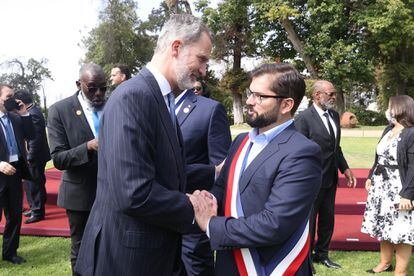 El Rey Felipe VI saluda al nuevo presidente de Chile, Gabriel Boric