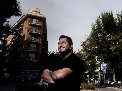 El poeta Ben Clark, en el barrio de Lavapiés de Madrid en octubre de 2019.