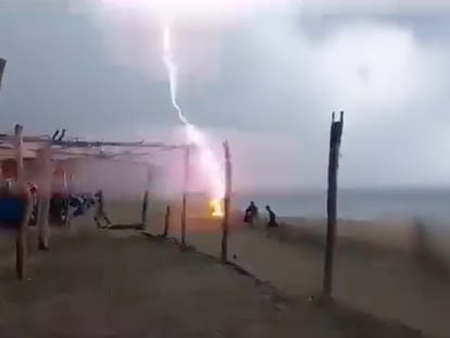 Video de redes sociales muestra la caída de un rayo en la playa Maruata, en el municipio de Aquila, Michoacán el 18 de septiembre 2023.