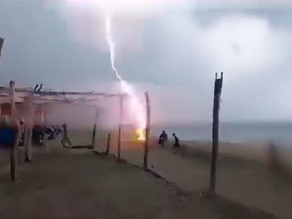 Video de redes sociales muestra la caída de un rayo en la playa Maruata, en el municipio de Aquila, Michoacán el 18 de septiembre 2023.