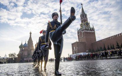 Soldados de la guardia de honor rusa, en un desfile militar en Moscú en 2018. 