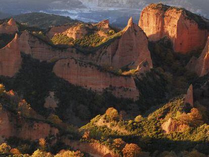 Pin&aacute;culos de arcilla, arenisca y cantos rodados en Las M&eacute;dulas, en la comarca del Bierzo (Le&oacute;n). 