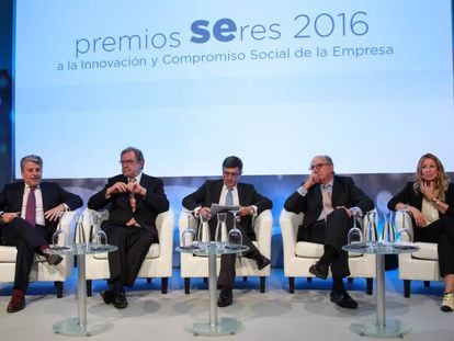 Los representantes de los proyectos galardonados con el premio Seres. De izquierda a derecha, Juan Pedro moreno (Accenture), Juan Luis Cebri&aacute;n (PRISA), Francisco Rom&aacute;n (presidente de la Fundaci&oacute;n Seres), Antonio Brufau (Repsol) y Rosa Cuarteto (Disjob)