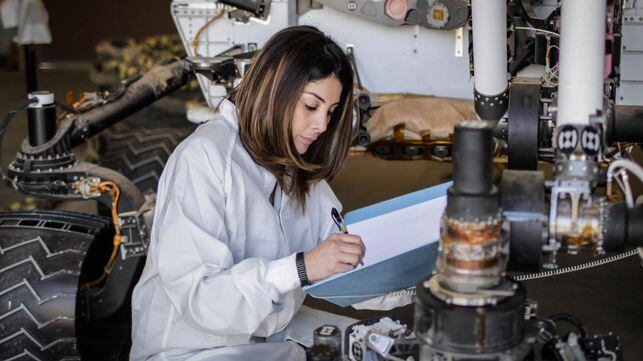 La ingeniera aeroespacial colombiana Diana Trujillo en el laboratorio de la NASA estudiando los diseños de la nave Perseverance