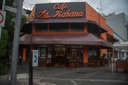 Vista exterior del Café La Habana, ubicado entre avenida Morelos y Bucareli. 