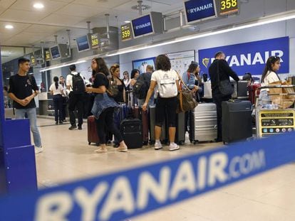 Viajeros facturando maletas en los mostradores de Ryanair.