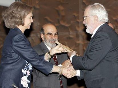La reina Sof&iacute;a entrega el premio FAO a Forges.