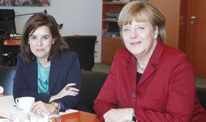 Santamar&iacute;a y Merkel, durante su encuentro en Berl&iacute;n.