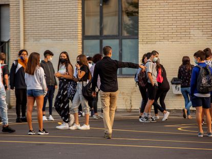 Un profesor ordena el acceso de los alumnos de un instituto de Vitoria.