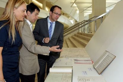 Gabri&eacute;l Quiroga, en el medio, en las instalaciones del Archivo de Galicia. 