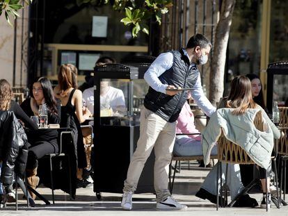 Un camarero trabaja en una terraza en Valencia, el pasado enero.