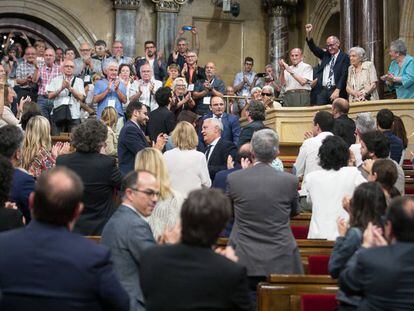 Los diputados aplauden a la tribuna de invitados, tras aprobarse la ley