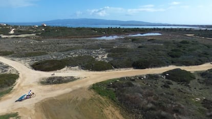 Así pues, reorientó el guión: "Ví que salía un ferry gigante hacia una isla en medio del Mediterráneo y me fui para allá. Eran 10 horas, 50 pavos, bici gratis. Perfecto. Llegué a Cerdeña un 18 de febrero y flipé en colores. La jodida isla más salvaje y auténtica del mediterráneo que nunca esperé." La foto puede que no impresione, pero espera a ver más.