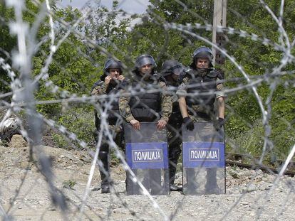La Polic&iacute;a macedonia patrulla en la frontera con Grecia.