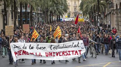 Manifestación estudiantil en Valencia contra la precariedad en la educación pública.