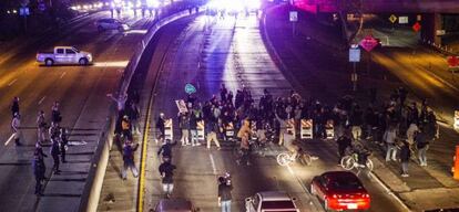 Un grup de manifestants talla una autopista de Los Angeles, aquest dimarts.