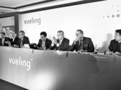 Vueling se abre a un comprador o una fusión para zanjar la guerra con Lara