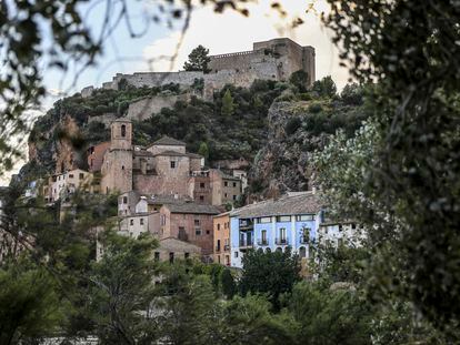 Vista del pueblo de Miravet (Tarragona), con una fortaleza templaria situada en lo alto de una loma.