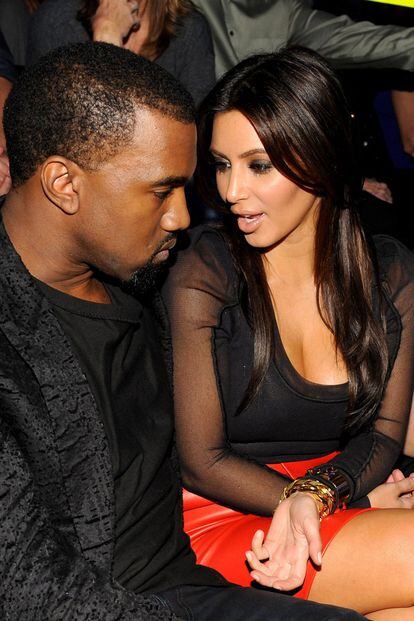 Kim Kardashian y Kanye West no se conforman con enseñar su relación en un reality o en las redes sociales. Para ellos es imprescindible hacerse carantoñas sin parar cuando acuden a eventos. Vamos la típica pareja con la que no querrías irte de cena.