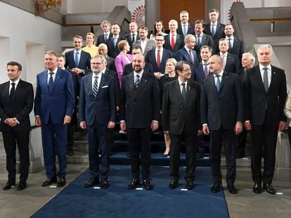 Foto de familia de los líderes europeos en la cumbre de Praga.